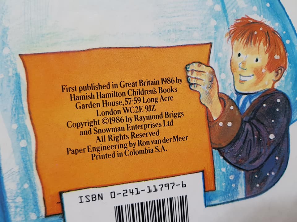 可能是顯示的文字是「 First published in Great Britain 1986 by Hamish Hamilton Children's Books Garden House, 57-59 Long Acre London WC2E9JZ Copyright ©1986 by Raymond Briggs and Snowman Enterprises Ltd All Rights Reserved van der Meer Paper Printedin Engineering Colombia S.A. by Ron ISBN 0-241-11797-6 」的圖像